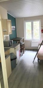 Habitación vacía con cocina y mesa en L'Hermitage en Saint-Nectaire