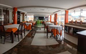 a restaurant with tables and chairs in a room at Hotel Balcones Plaza in Cajamarca