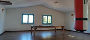 una habitación vacía con un escritorio en el medio. en Agriturismo Sa Conca Ruia, en Orosei