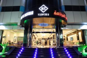 رمز الفخامة في الطائف: مبنى به لافتة على واجهته
