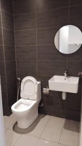 W łazience znajduje się toaleta, umywalka i lustro. w obiekcie Horizon Suites Ezhome w mieście Sepang