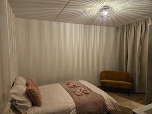 Säng eller sängar i ett rum på Tuinen van Genta - Breda City