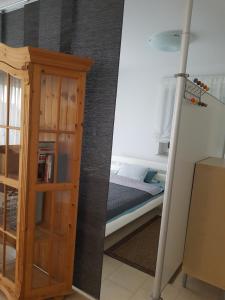 Habitación con cama y puerta de madera en schöne Wohnung in Bad Nauheim, nahe Frankfurt, en Bad Nauheim