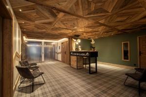 um quarto com cadeiras e uma mesa num quarto em Lodge des Glaciers em Montvalezan