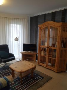 sala de estar con mesa de centro y armario en schöne Wohnung in Bad Nauheim, nahe Frankfurt, en Bad Nauheim