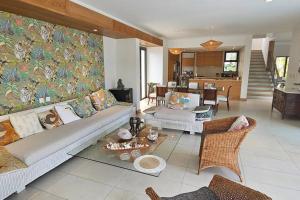 sala de estar con sofá y mesa en Villa golf de Montchoisy, en Mont Choisy