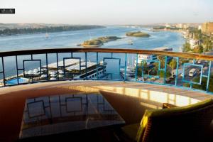 una vista dal balcone di una nave da crociera di Aswan Plaza - Share Apartment a Aswan
