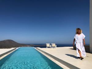 埃弗勒莫纳斯Mr. Bliss的站在游泳池边缘的女人