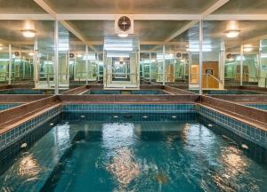 una gran piscina con agua azul en Hotel Pension Grimus, en Mount Buller