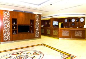 Cette grande chambre est dotée de murs en bois et d'un sol avec un tapis. dans l'établissement Art Suite, à Riyad