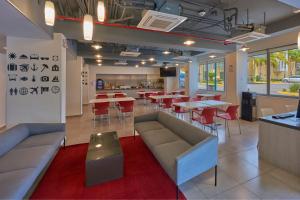 a restaurant with tables and chairs in a cafeteria at City Express Junior by Marriott Villahermosa in Villahermosa
