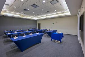 a conference room with blue tables and chairs at City Express Junior by Marriott Villahermosa in Villahermosa