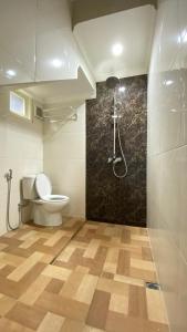 ein Badezimmer mit Toilette und Dusche in der Unterkunft Ghani Villa in Tlekung
