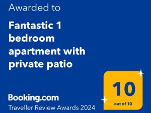 Sertifikāts, apbalvojums, norāde vai cits dokuments, kas ir izstādīts apskatei naktsmītnē Fantastic 1 bedroom apartment with private patio