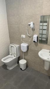 uma casa de banho com um WC e um lavatório em Hostel Welcome Benidorm em Benidorm