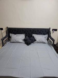 - un grand lit blanc avec 2 oreillers dans l'établissement Comfortable 1BHK Resort Aptmt with Pool at Candolim for 4 ppl, à Goa