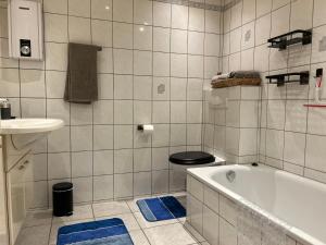 y baño con bañera, aseo y lavamanos. en Ihr gemütliches Zuhause – Uni-Nähe, Signal Iduna Park, en Hagen