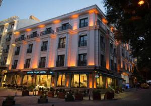 - un grand bâtiment blanc avec des lumières orange dans l'établissement Antusa Palace Hotel & Spa, à Istanbul