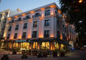 un gran edificio blanco con luces naranjas. en Antusa Palace Hotel & Spa, en Estambul