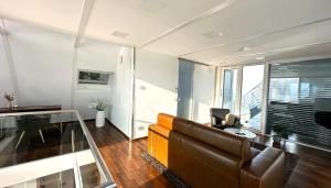 a living room with a couch and a glass table at schwimmendes Ferienhaus Silent in Elsterheide
