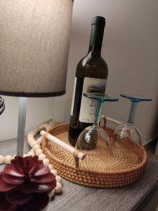 een fles wijn en twee glazen op een tafel bij Avra in Paralía Avlídhos