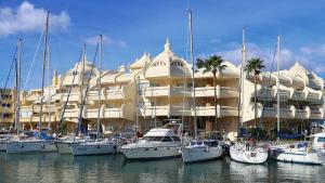 un grupo de barcos atracados frente a un edificio en Chalet en Málaga, Torremolinos, cerca de la playa, en Málaga