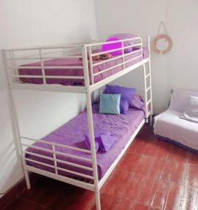 מיטה או מיטות קומותיים בחדר ב-Mi Parchita