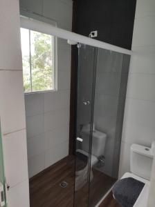 ein Bad mit einem WC und einer Glasdusche in der Unterkunft Pousada na Montanha em Trindade RJ - Tia Tutuca Olhar Indígena in Paraty
