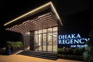 达卡Dhaka Regency Hotel & Resort的商店前方带有读取达卡语的标志