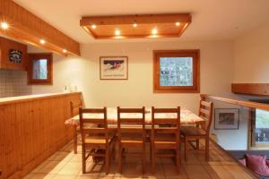 a kitchen and dining room with a table and chairs at Chalet Ancelles - Les Praz - Golf - Vue Mont-Blanc - Randonnées in Chamonix-Mont-Blanc