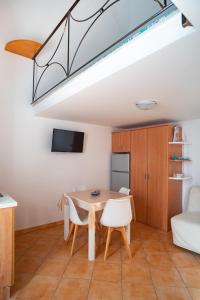 a kitchen and dining room with a table and chairs at Casa vacanze "Il Baffo e il Mare" in Cetara