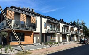 un edificio con balcones al lado de una calle en DMK Oak Studio near Warsaw-Modlin Airport, en Nowy Dwór Mazowiecki