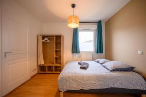 a small bedroom with a bed and a window at Le Capeyron - Parking - WIFI - Aéroport in Mérignac
