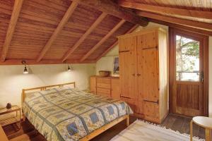 モガンにあるFinca Los Dioses Iの木製の天井が特徴のベッドルーム1室(ベッド1台付)