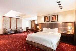 Postel nebo postele na pokoji v ubytování Dhaka Regency Hotel & Resort Limited