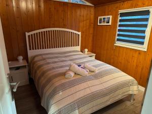 - une chambre avec un lit avec deux animaux rembourrés dans l'établissement Haus Haddorfer See "Hus vi d Sjön", à Wettringen