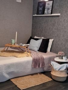 Un dormitorio con una cama con una mesa. en Studio Apartament NORDBAKKEN, Perfect for World Cup Trondheim 2025 ONLY 1700m to SKI SENTER GRANÅSEN, en Trondheim