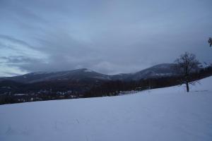 een besneeuwde helling met bergen op de achtergrond bij IKS holiday in Karpacz