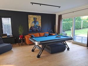 una sala de estar con una mesa de billar. en Sweet home, en Tervuren