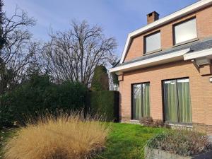 una casa de ladrillo marrón con un patio de césped en Sweet home, en Tervuren