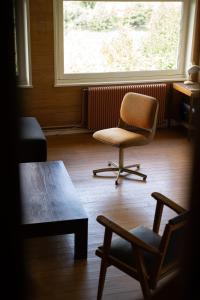 ein Raum mit einem Stuhl und einem Tisch und einem Fenster in der Unterkunft Maison Maa, Maison principale, à 10 min de Saint-Valery-sur-Somme à pieds le long du canal in Boismont + 31 Fotos