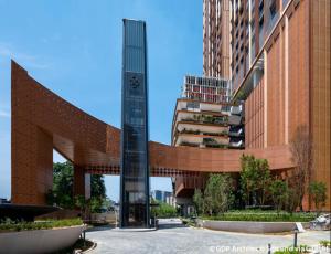 un edificio con una torre de reloj delante de él en Lucentia Residence by EAS Maju property en Kuala Lumpur