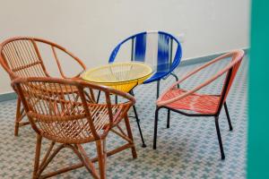 un groupe de trois chaises et une table et des chaises dans l'établissement Dream & Wander Homestay, à Ipoh