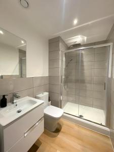 Un baño con ducha, inodoro y lavabo. en Amazing Views of the City, en Mánchester 7 fotos más