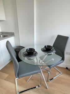 una mesa de cristal y 2 sillas en la cocina en Amazing Views of the City, en Mánchester