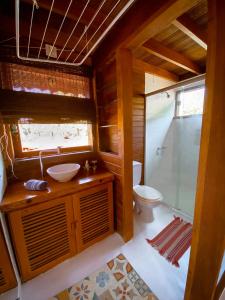 y baño con aseo, lavabo y ducha. en CASA Ecológica Paraty, en Paraty