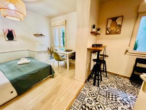 1 dormitorio con cama, escritorio y mesa en Le Standing Metz Un Séjour à Part, en Metz