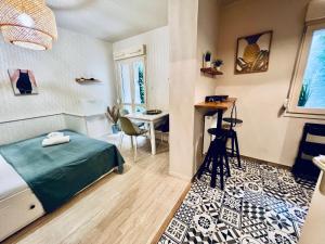 - une chambre avec un lit, un bureau et une table dans l'établissement Le Standing Metz Un Séjour à Part, à Metz