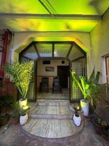 une entrée à une maison avec des plantes et un plafond jaune dans l'établissement Hotel Kamal Nearest To Taj Mahal, à Agra