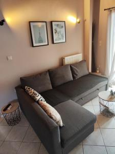 een woonkamer met een bank en een tafel bij Vravrona Artemis Home & Transfer Airport in Artemida